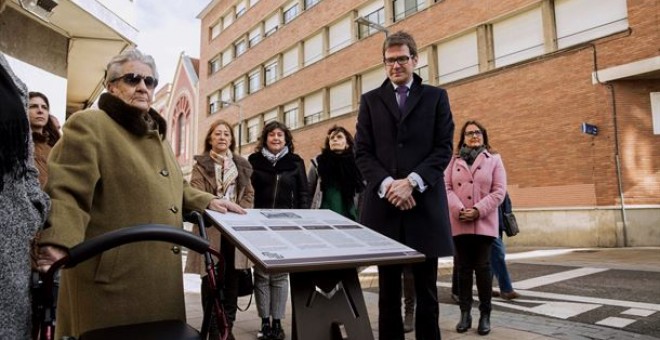 El alcalde de Vitoria, en un acto homenaje a las mujeres víctimas encarceladas durante la Guerra Civil y el franquismo. EFE