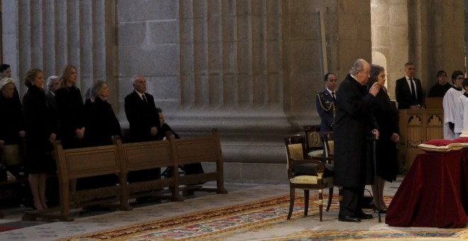 Los Reyes Don Juan Carlos y Doña Sofía, y las Infantas Elena y Cristina, durante la misa por don Juan de Borbón en el 25 aniversario de su muerte. EFE