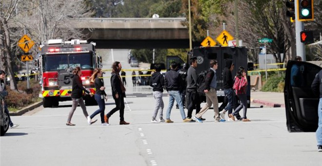 Trabajadores salen de la sede de YouTube en San Bruno, California, tras el tiroteo. EFE/John G. Mabanglo