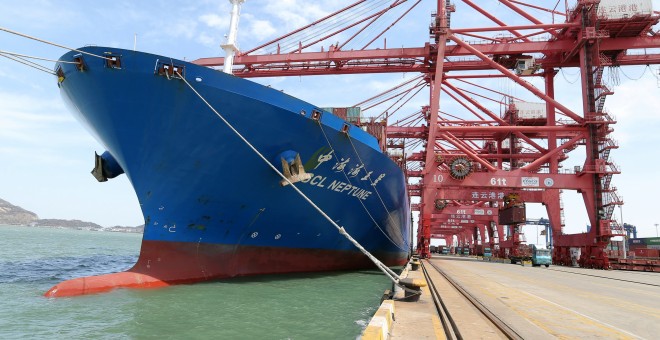 El buque de carga de contenedores 'CSCL Neptune', en el puerto deLianyungang, en la provincia china de Jiangsu. REUTERS