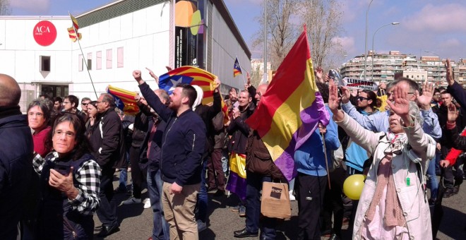 Manifestants contra la presència del rei Felip VI, aquest dilluns a Barcelona. | Marc Font.