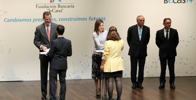 Los Reyes Felipe VI y Letizia, y el presidente de La Caixa Isidrto Fainé, durante la ceremonia de entrega de las becas de posgrado de La Caixa. EFE/Ballesteros