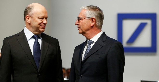 El hasta ahora consejero delegado de Deutsche Bank, John Cryan, con el presidente del consejo de supervisión del primer banco alemán, Paul Achleitner, en la última junta de accionistas de la entidad en mayo de 2017. REUTERS/Ralph Orlowski