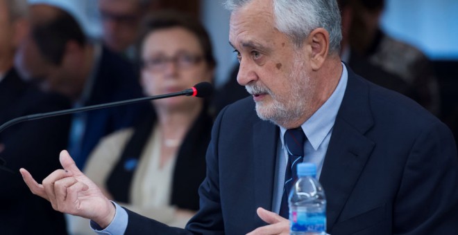 El expresidente andaluz José Antonio Griñán responde a las preguntas del fiscal en el juicio de la pieza política del caso ERE en la Audiencia de Sevilla. EFE/POOL/Raúl Caro