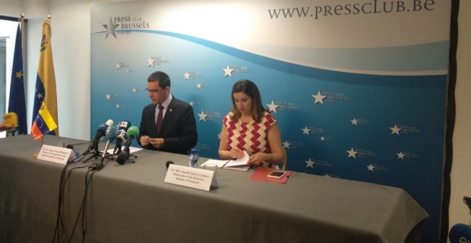 El ministro de Exteriores de Venezuela, Jorge Arreaza, con la embajadora del país ante la UE, Claudia Salerno. M.M.J.