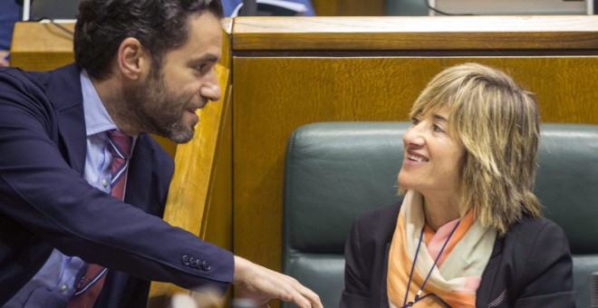 La portavoz de Elkarrekin Podemos, Pili Zabala (d), charla con el parlamentario del PP Borja Sémper durante el pleno del Parlamento Vasco. EFE/David Aguilar