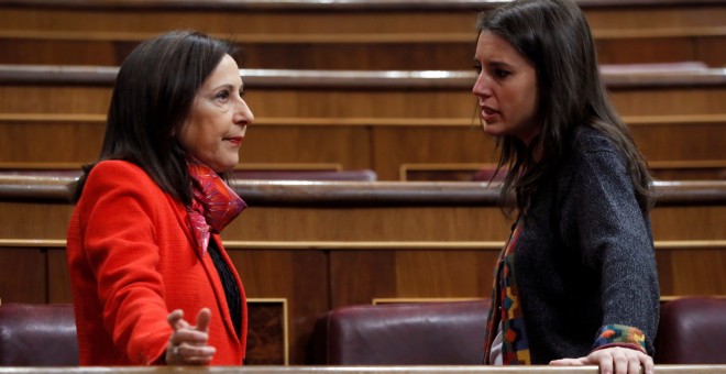 La portavoz socialista Margarita Robles conversa con la portavoz de Unidos Podemos, Irene Montero, durante el pleno celebrado en el Congreso de los Diputados. EFE/Fernando Alvarado