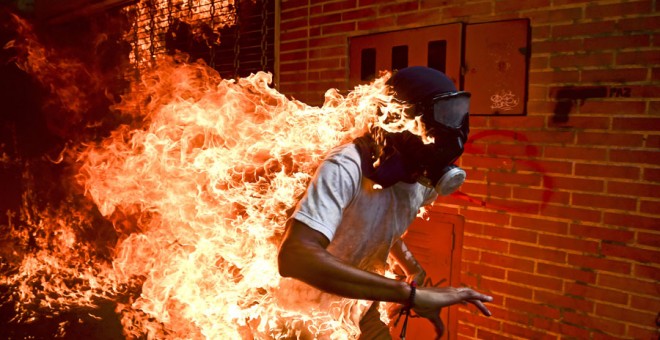 La imagen ganadora del World Press Photo, del venezolano Ronaldo Schemidt.