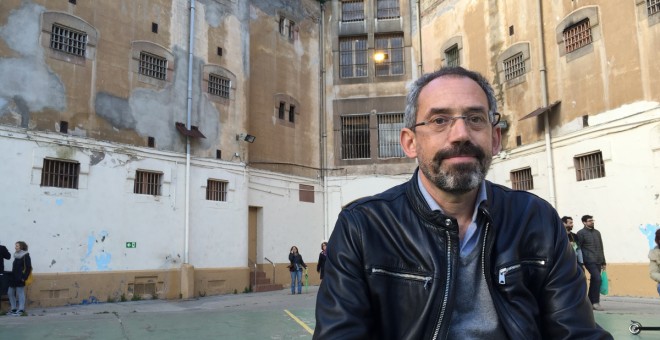 El professor de Dret Constitucional i exlletrat del Suprem Joaquín Urías, al pati de l'antiga presó Model de Barcelona. | Carles Bellsolà.