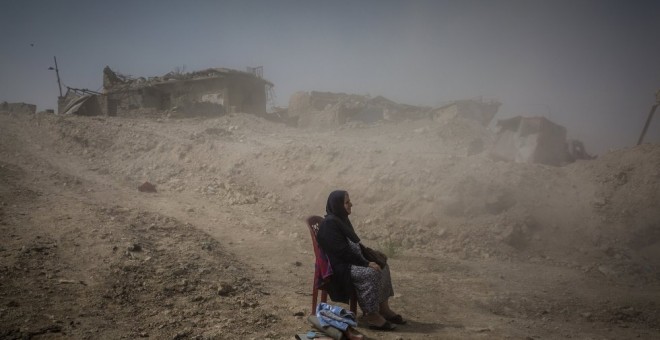 Primer premio de la categoría 'General News - Stories'. Nadhira Aziz espera a que saquen de su casa los cuerpos de su hermana y su sobrina asesinadas después de un ataque aéreo en Mosul, Irak / Ivor Prickett