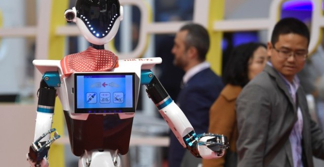 El robot 'THK R-7' está representado en la 'Aircraft Interiors Expo 2018' en Hamburgo/Reuters