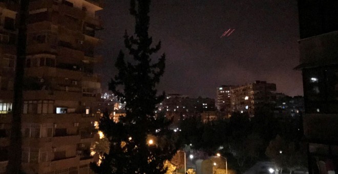 Fuego de la aviación contra Damasco este sábado. REUTERS/Feras Makdesi