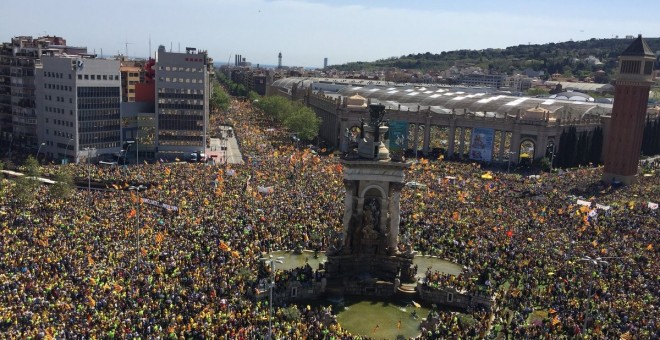 Plaça d'Espanya i Avinguda del Paral·lel durant la manifestació convocada per la plataforma Democràcia i Convivència