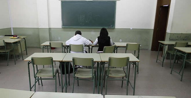 Dos estudiantes en una clase vacía en un institiuto de El Espinillo (Madrid)./ REUTERS