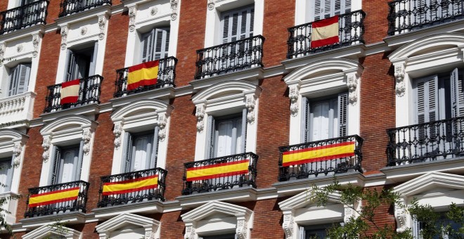 Varias banderas cuelgan de los balcones de un edificio en Madrid. EFE