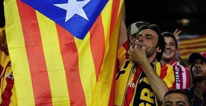 Un barcelonista silba durante la interpretación del himno español en la final de Copa de 2012 - AFP