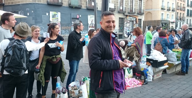 Raúl y las voluntarias de Casa Solidaria, en la plaza de Tirso de Molina de Madrid. / HENRIQUE MARIÑO