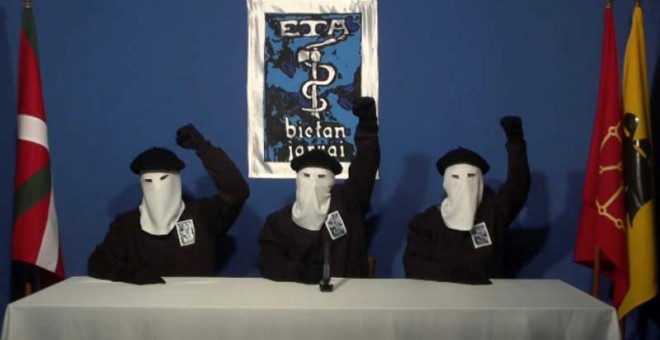 Tres miembros de ETA en el vídeo en el que anunciaron el final del uso de la violencia en 2011. | REUTERS