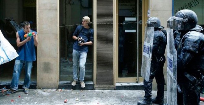 Un okupa dispara con una pistola de agua a varios agentes de los Mossos d'Esquadra en Barcelona./ EF