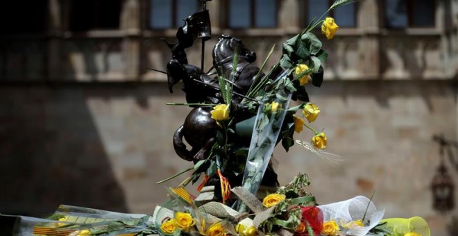 Detall de la font de Sant Jordi del Pati dels Tarongers, a l'interior del Palau de la Generalitat, aquesta diada de Sant Jordi. EFE / Alberto Estévez.