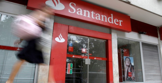 Una mujer pasa por delante de una sucursal de banco Santander en Rio de Janeiro. REUTERS/Sergio Moraes