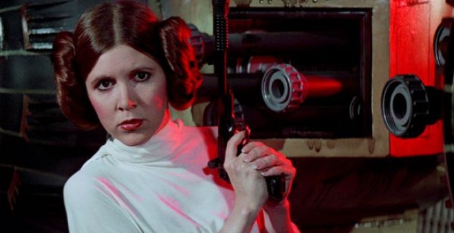 Carrie Fisher interpretando a Leia Organa, dos iconos en uno del feminismo geek