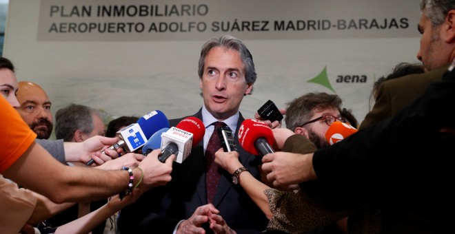 El ministro de Fomento, Íñigo de la Serna, hace declaracines a los periodistas tras la presentación del Plan Inmobiliario de Aena, el gestor aeroportuario español, del Aeropuerto Adolfo Suárez Madrid-Barajas. EFE/ Chema Moya