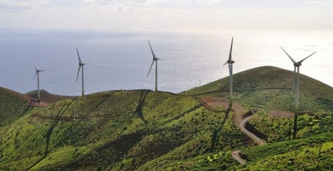 Parque eólico central en Gorona, El Hierro. EFE