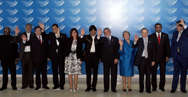 De izquierda a derecha, los líderes de América Latina firmantes de la Unión de Naciones Suramericanas (UNASUR), Hugo Chavez (Venezuela),Ronald Venetiaan (Surinam), Fernando Lugo y Nicanor Duarte (Paraguay), Rafael Correa (Ecuador), Cristina Kirchner (Arge