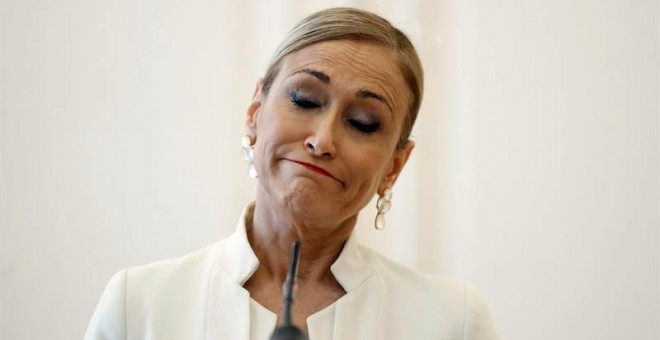 Cristina Cifuentes durante la rueda de prensa en la que ha anunciado su dimisión. (EMILIO NARANJO | EFE)