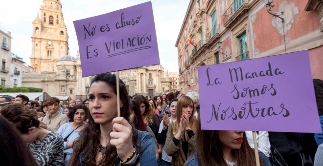Centenares de personas se han concentrado esta tarde en la Plaza de Belluga de Murcia para mostrar su indignación por la sentencia de la Audiencia Provincial de Navarra que condena a los 5 miembros de la llamada Manada por un delito de abuso sexual, no de