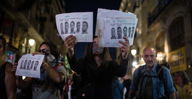 Varias manifestantes protestan en Madrid contra la sentencia a 'la manada', portando carteles con las caras de los jóvenes condenados por abusos a una chica en Pamplona, condenados por abusos sexuales, pero no por agresión.- JAIRO VARGAS