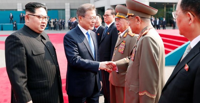 Kim Jong-un presenta su séquito a Moon Jae-in. / EFE