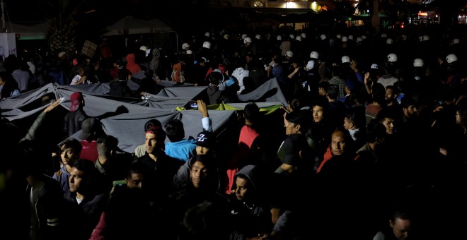 La plaza de Mitilene, en Lesbos, antes de que los ultraderechistas empezaran a perseguir y atacar a los refugiados afganos que protestaban contra su situación.- REUTERS