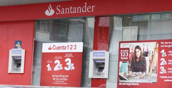 Publicidad de la 'Cuenta 1,2,3' en una oficina de Banco Santander. P.E.