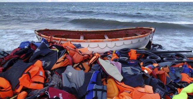 Chalecos salvavidas sobre el mar Mediterráneo. Imagen de archivo. EFE