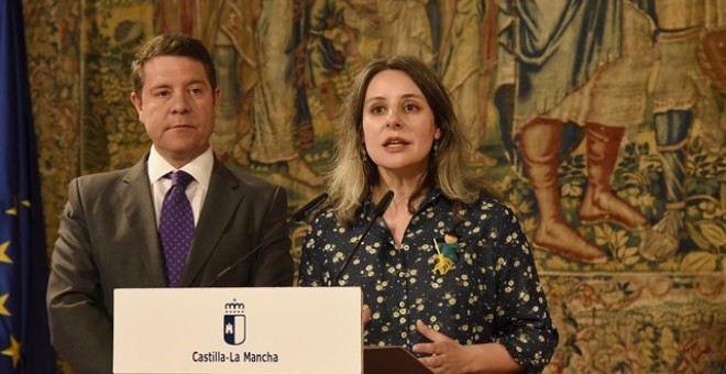 El presidente de Castilla-La Mancha, Emiliano García-Page, con la directora del Instituto de la Mujer, Araceli Martínez. E.P.