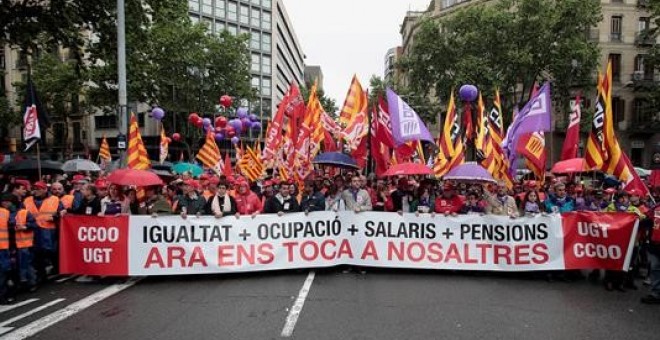 Capçalera de la manifestació convocada pels sindicats majoritaris a Barcelona pel primer de maig / EFE Marta Pérez