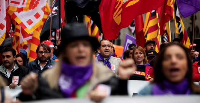 El secretario general de CCOO en Catalunya, Javier Pacheco (detrás d) y el secretario general de UGT en Cataluña, Camil Ros (detrás i) durante la manifestación que los que los principales sindicatos catalanes, CCOO y UGT, han convocado en favor de unas pe