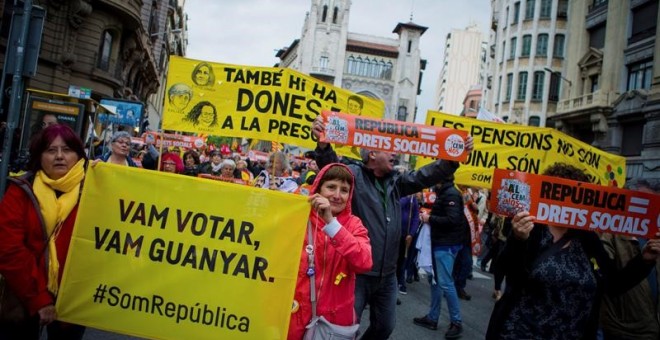 Manifestació en defensa de la 'República dels drets socials' / EFE Enric Fontcuberta