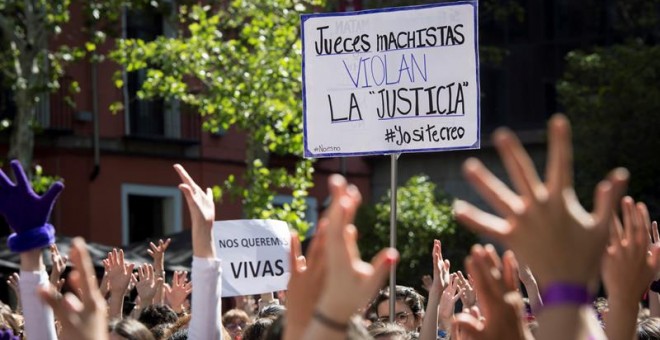 El movimiento feminista lleva a los actos del Dos de Mayo su protesta por La Manada / EFE