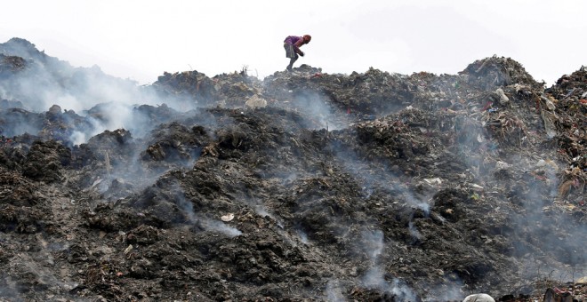 Un hombre recoge basura en un vertedero de Calcuta, India. REUTERS