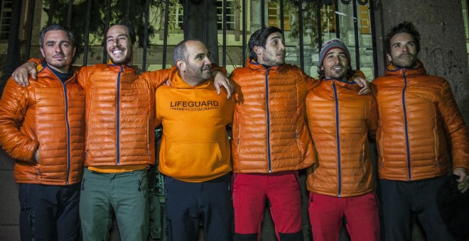 Equipo 3 de ProemAid al completo en Lesbos. Desde la izquierda, David Galindo, Julio Latorre, Manuel Blanco, Enrique Rodríguez, al ser liberados los tres en enero de 2916, con Alejandro Marín y Toni Amador./ MANUEL GÓMEZ