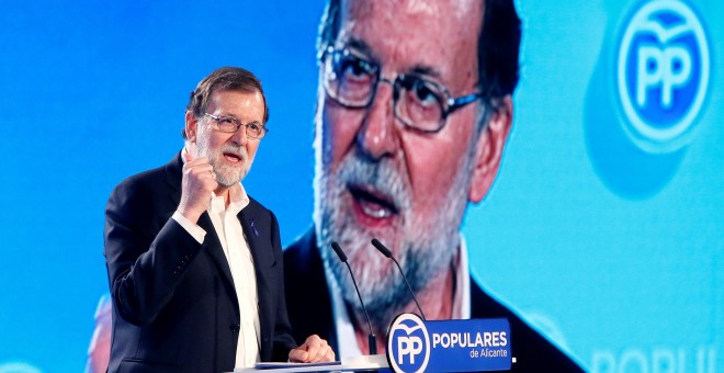 El presidente del gobierno, Mariano Rajoy, interviene durante un acto multitudinario organizado por el PP en Alicante, cuya alcaldía acaba de recuperar el partido. EFE/ Manuel Lorenzo