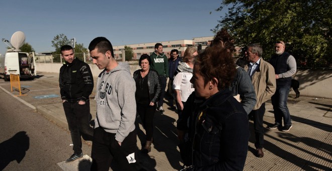 Las madres de dos de los ocho acusados por la presunta agresión cometida a dos guardias civiles en Alsasua (Navarra), Edurne Goikoetxea (2i), e Isabel Pozueta (d), y demás familiares, a las puertas de la Audiencia Nacional,  en la última jornada del juici