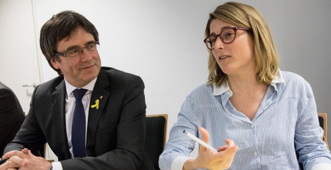 El president destituït, Carles Puigdemont, i la portaveu de JxCat, Elsa Artadi, en la reunió del grup parlamentari de la formació aquest dissabte a Berlín. EFE / Omer Messinger.