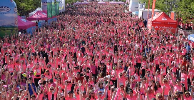 Las participantes de la XV edición de la Carrera de la Mujer levantan sus manos antes de iniciar su salida para recorrer las calles del centro de la capital. E.P.