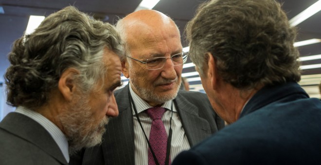 El presidente de Mercadona Joan Roig (c) habla con los empresarios Fernando Rodes (i) y Artur Carulla (d), durante la reunión anual del Instituto de la Empresa Familiar (IEF). EFE/Quique García