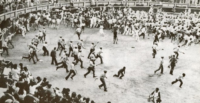 Carga de la Policía en el ruedo de la Plaza de Toros de Pamplona el 8 de julio de 1978, tras la que fue asesinado el militante trotskista Germán Rodríguez. / Captura de YouTube (Sare Antifaxista Euskal Herriko Antifaxista Taldea)