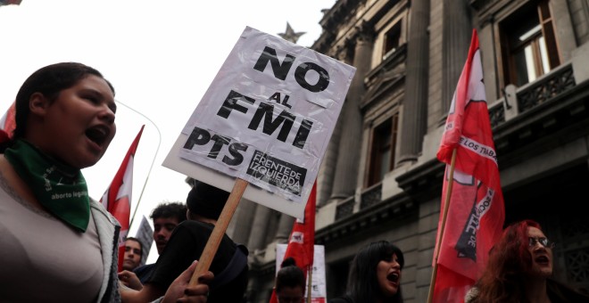 Pancartas contra el FMI en una manifestación contra el nuevo acuerdo con el organismo internacional, en el exterior del Congreso argentino, en Buenos Aires. REUTERS/Marcos Brindicci